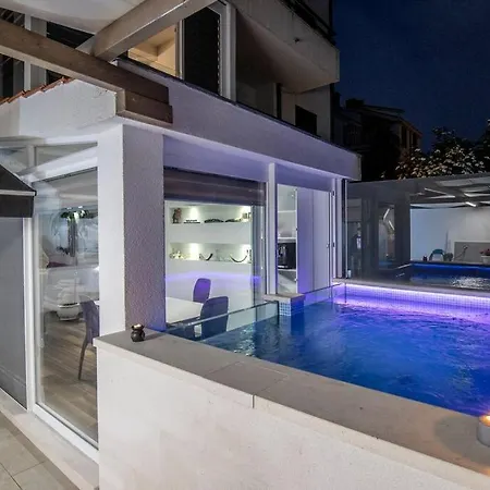 Luxury Martinis With Pool *