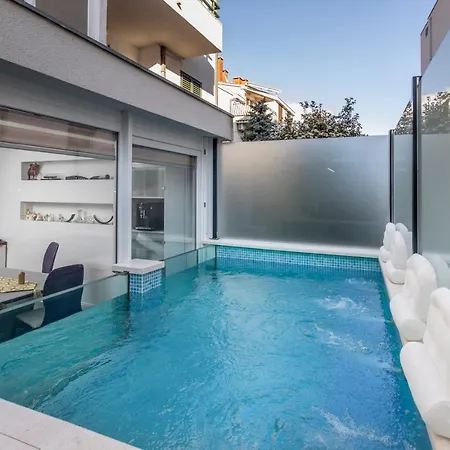 Apartman Luxury Martinis With Pool *