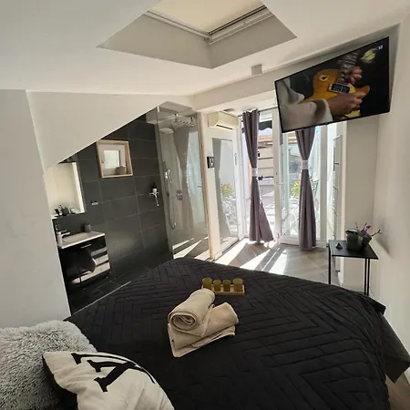Apartman Luxury Martinis With Pool Split