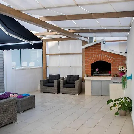 Luxury Martinis With Pool Апартаменти Спліт