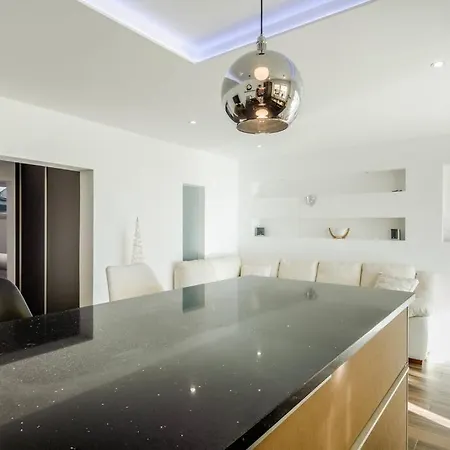 Апартаменти Luxury Martinis With Pool Спліт